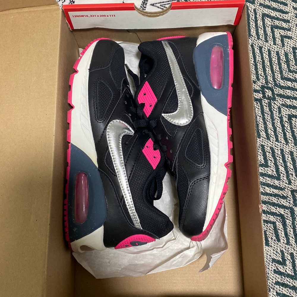 Women’s Nike air max IVO